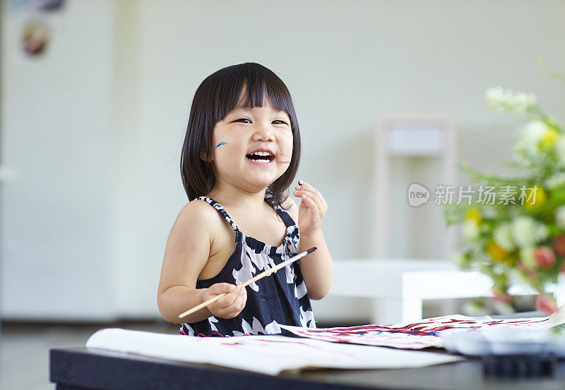 可爱的亚洲小女孩在室内画画