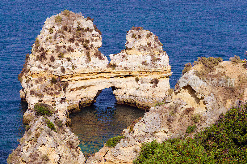 位于葡萄牙阿尔加维地区的拉各斯沿岸的岩石峭壁