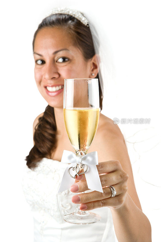 新娘举起酒杯