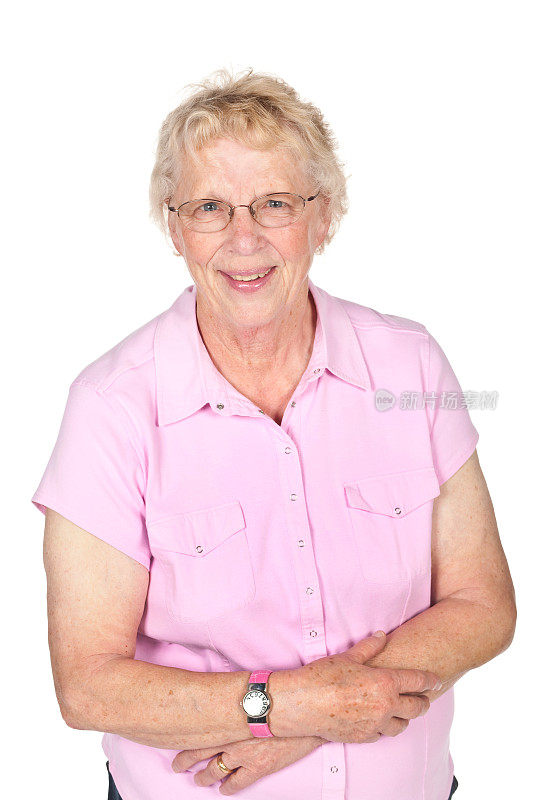 金发的祖母穿着粉红色的衬衫孤立在白色上。