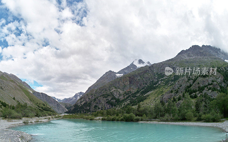 阿尔卑斯山脉的全景，埃克林斯和湖泊