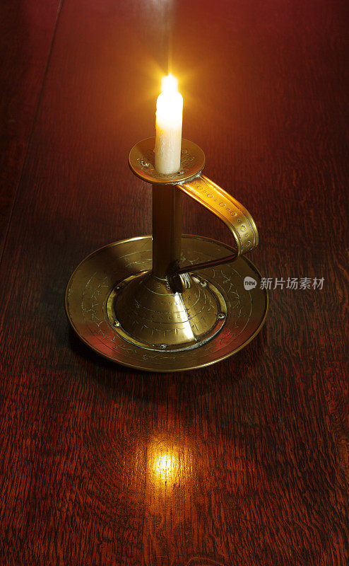 蜡烛燃烧在古董黄铜烛台