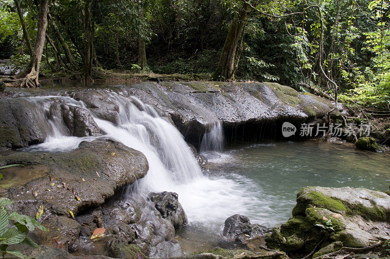 泰国攀牙附近的雨林瀑布
