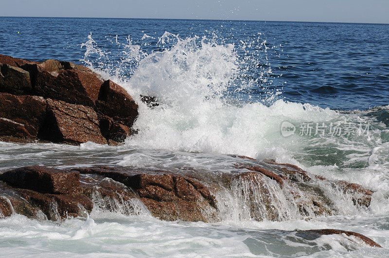 海浪冲击岩石