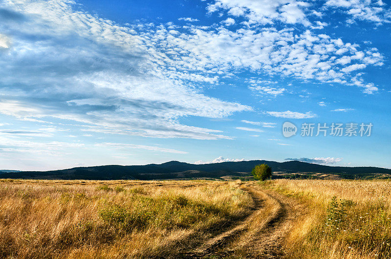 农村通往山村的非沥青公路