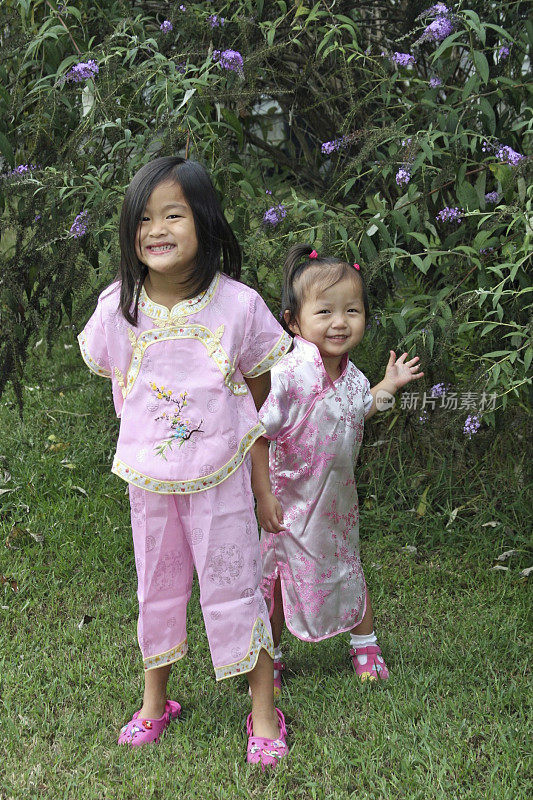 穿着中国服装的亚洲姐妹