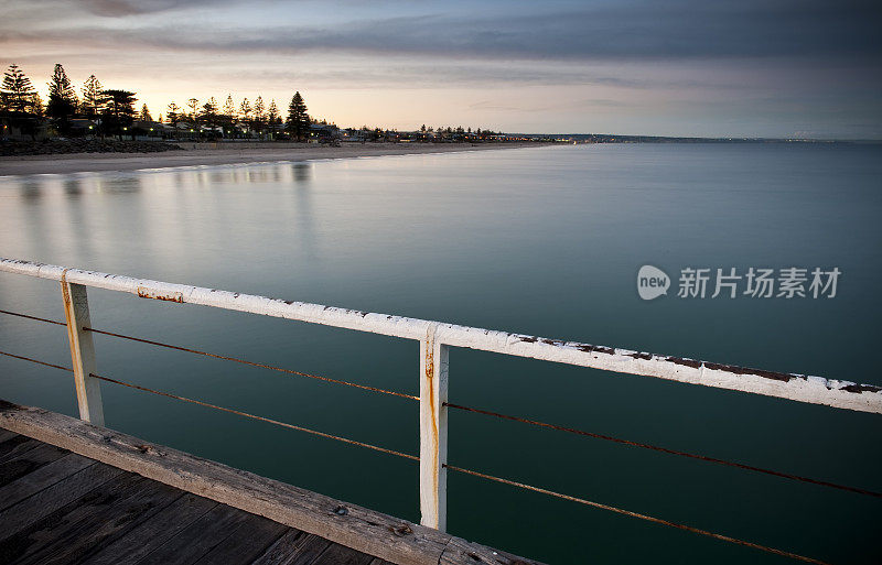 码头码头日出亨利海滩阿德莱德南澳大利亚。