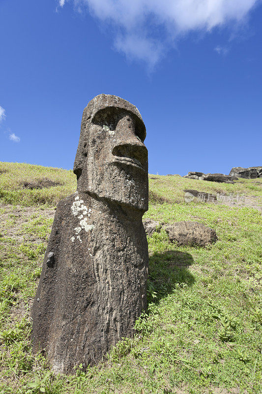 智利拉诺拉库复活节岛摩埃石像上的蓝天