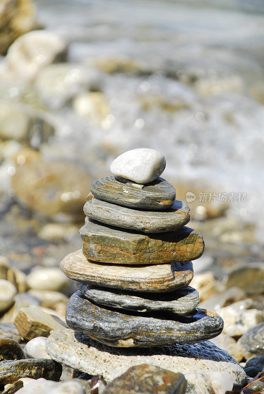 海滩上平衡的石头