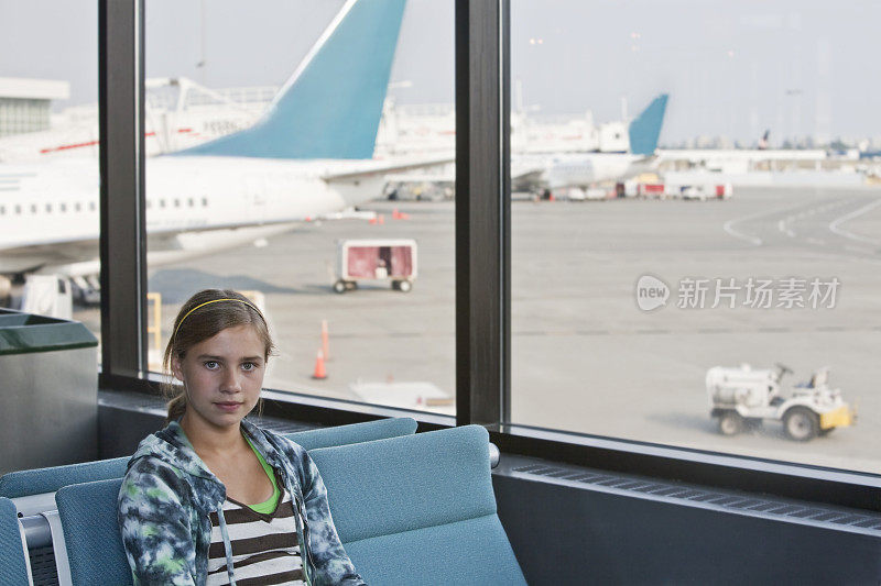 女孩在埃德蒙顿机场等待她的航班