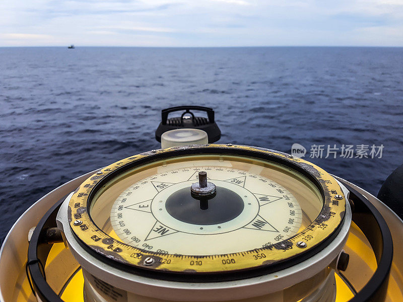 在海上的大船上安装指南针