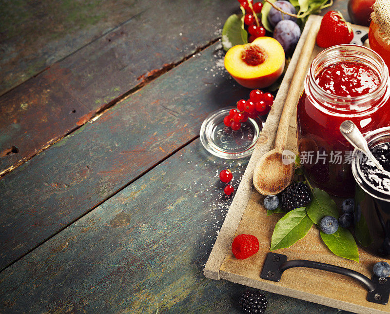 木背景上的水果和浆果果酱