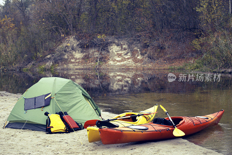 在河岸上划皮艇露营。