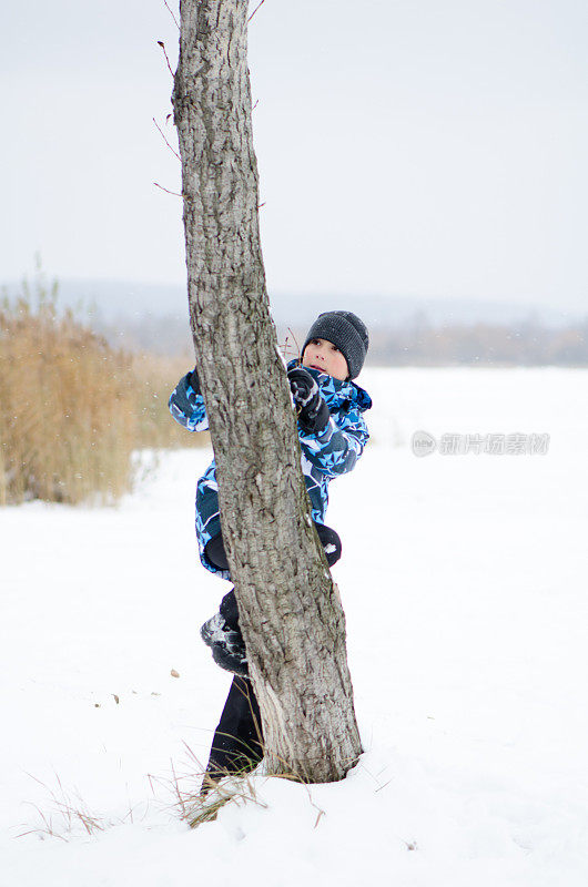 男孩在玩雪