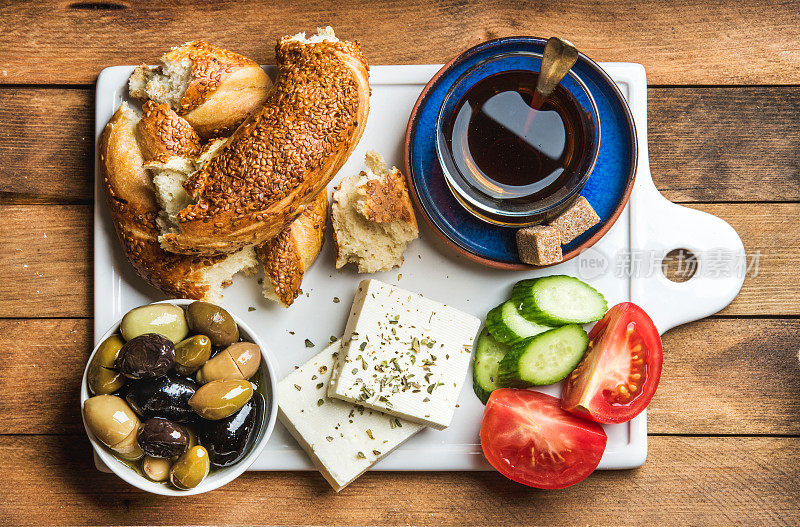 土耳其传统早餐有羊乳酪，蔬菜，橄榄，仿百吉饼