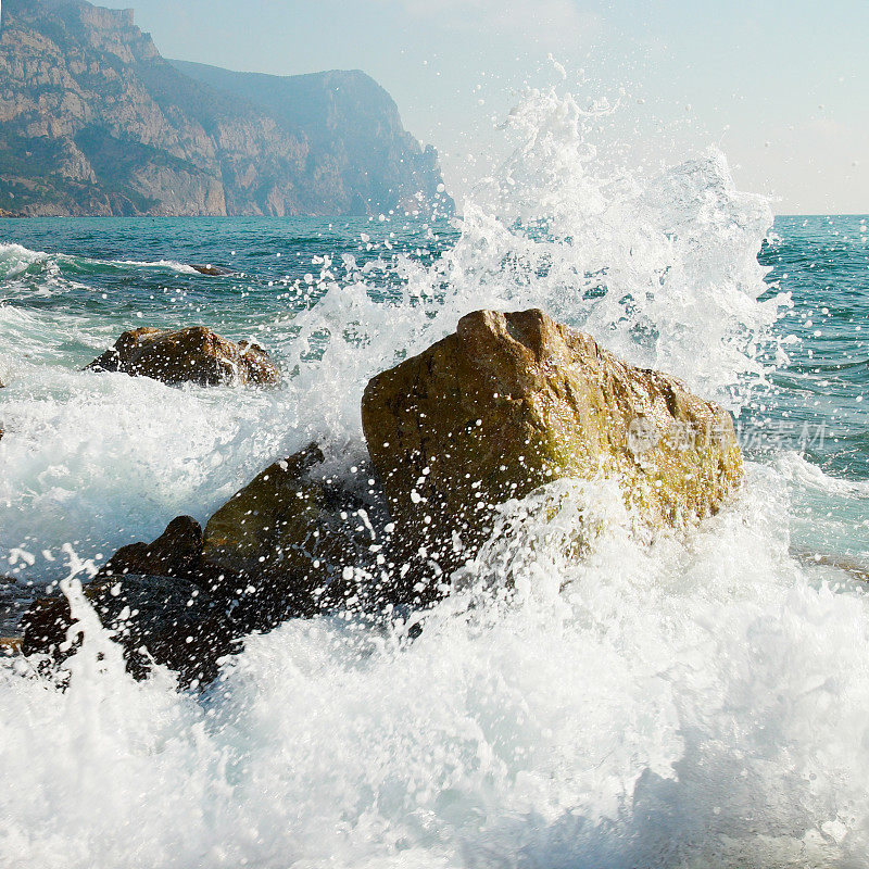 海里的波浪拍打着海里的岩石