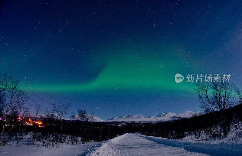 瑞典北极苔原公路上的北极光
