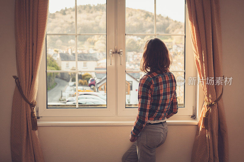 年轻女子望着窗外