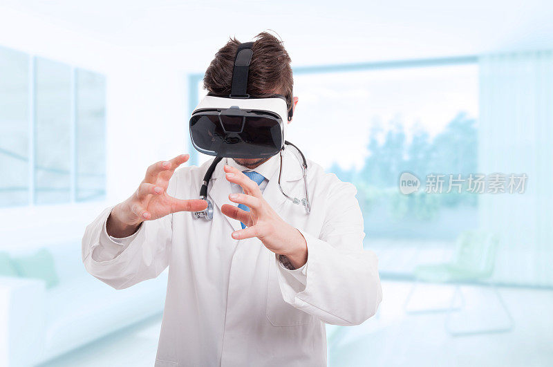 医生使用虚拟现实头盔