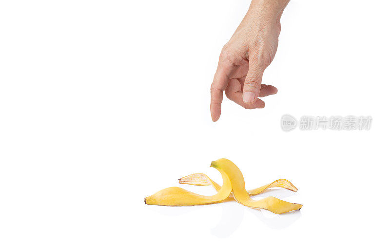 一个人的手伸向剥了皮的香蕉皮