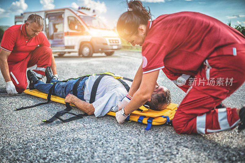 救援队正在帮助受伤的男子