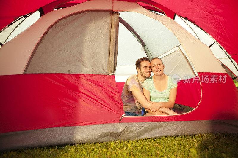 在帐篷里快乐露营的夫妇肖像