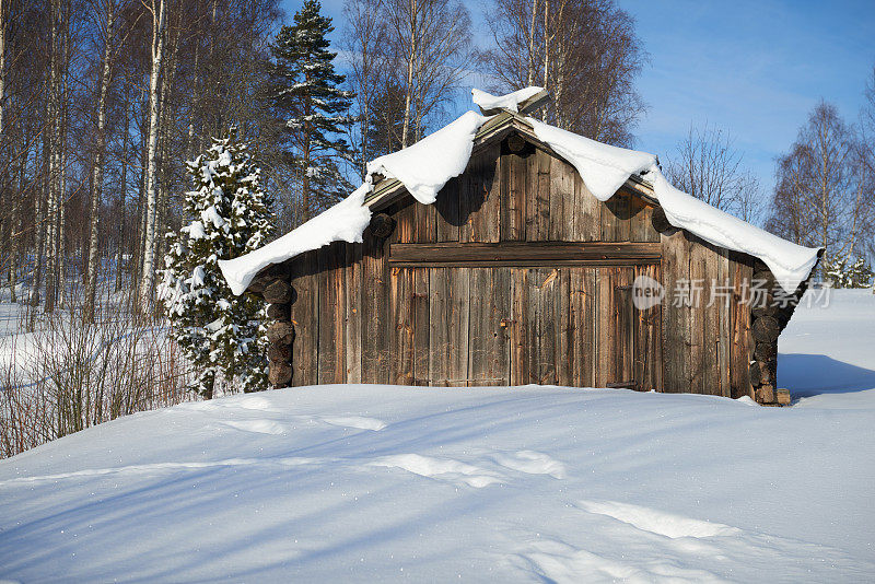 瑞典的一间带有积雪的古老的乡村小屋或谷仓