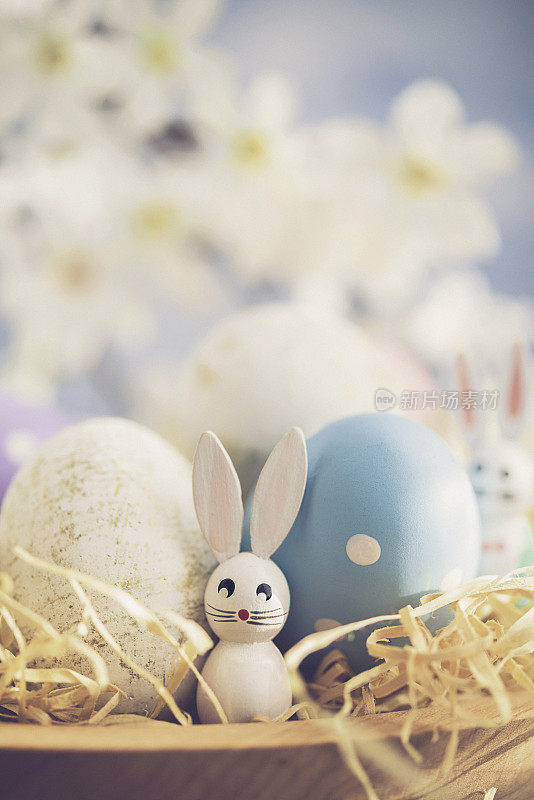 复活节安排装饰彩蛋和古董木兔子