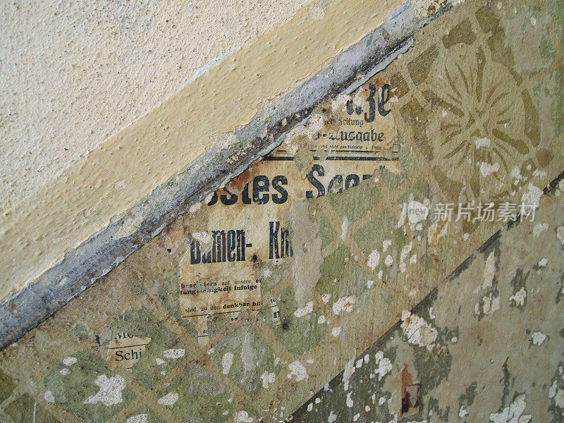 墙上的模板装饰和旧报纸