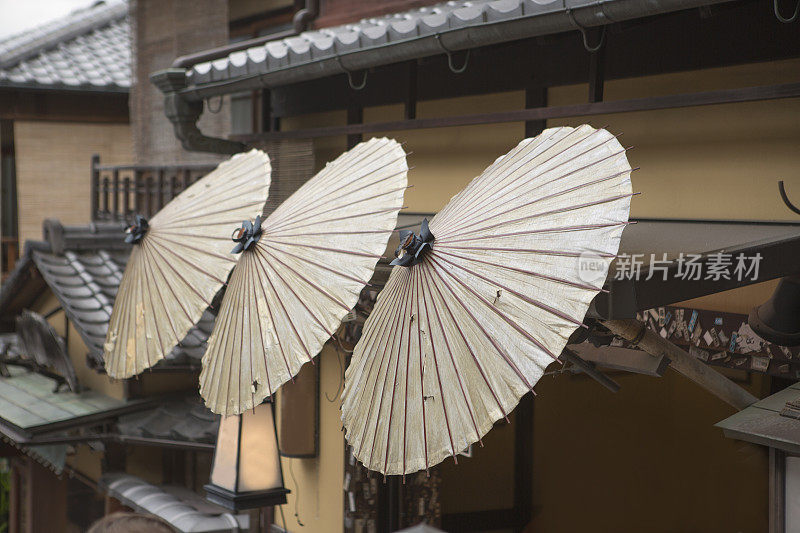 日本京都街头悬挂着传统的日本雨伞