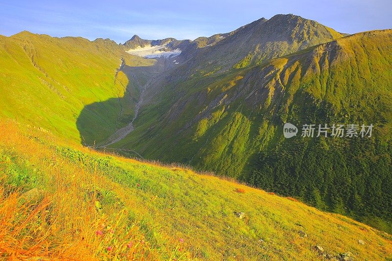 格里姆塞尔山口，阿尔卑斯山脉，瑞士阿尔卑斯金色夕阳