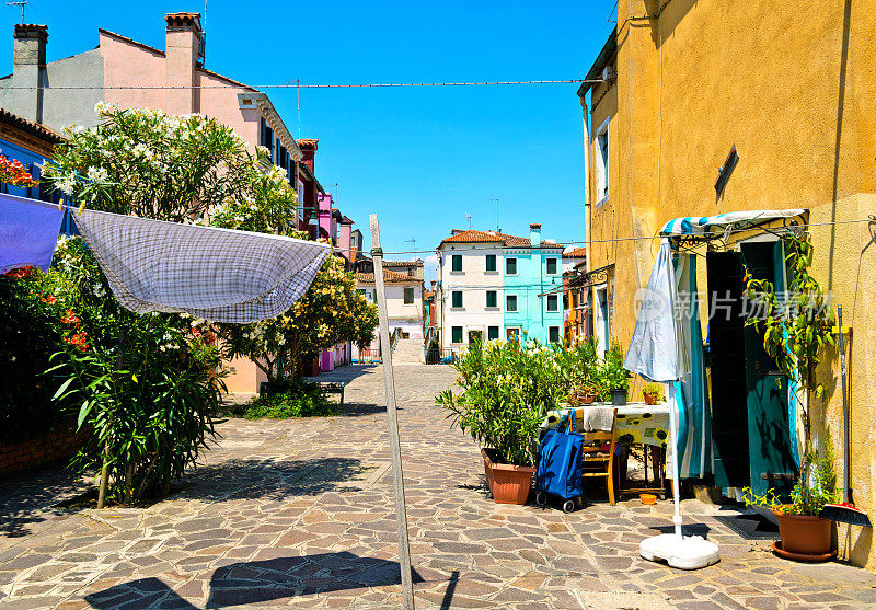 威尼斯布拉诺岛，五颜六色的房子和洗衣房