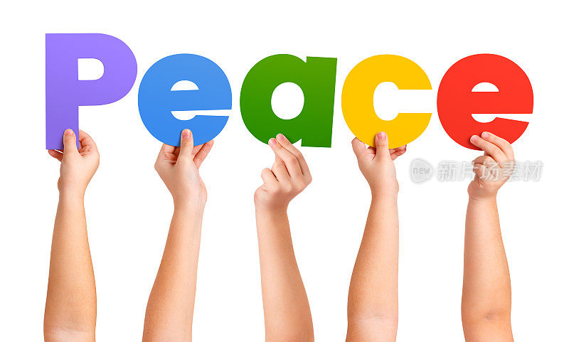 孩子们的手拿着字母的单词和平