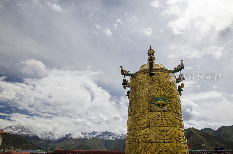 西藏拉萨大昭寺的金色屋顶