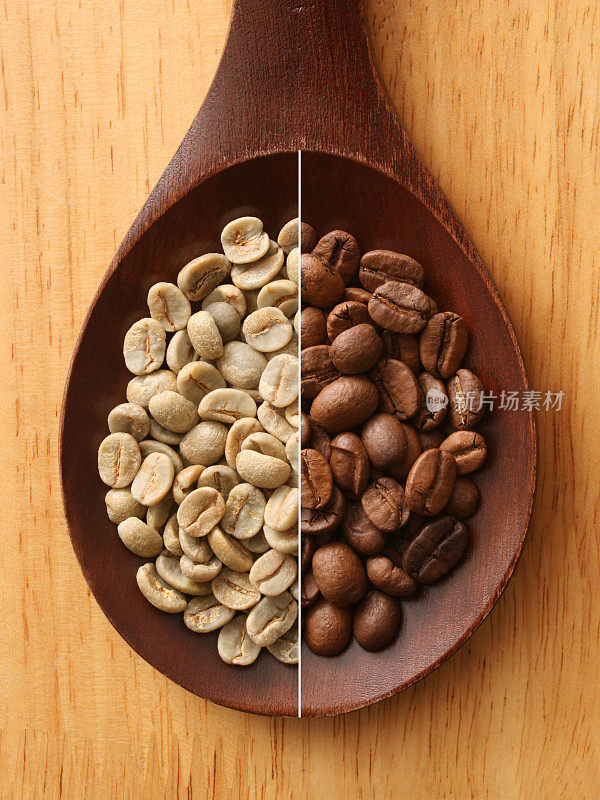 生咖啡豆和烘培咖啡豆的混合物
