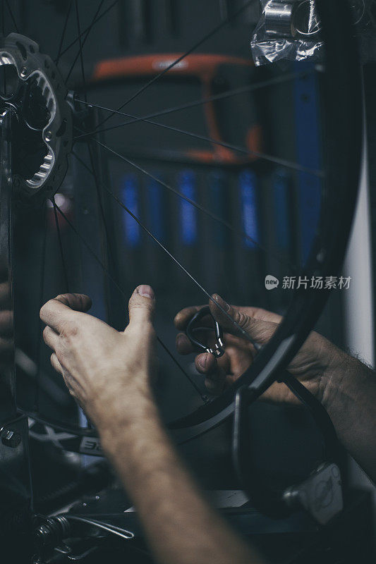人修理自行车