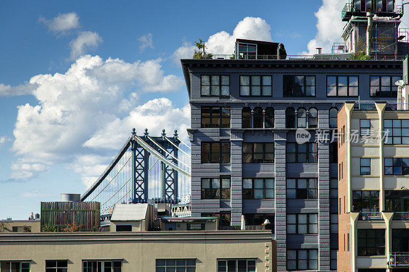 建筑物在DUMBO与曼哈顿桥的背景