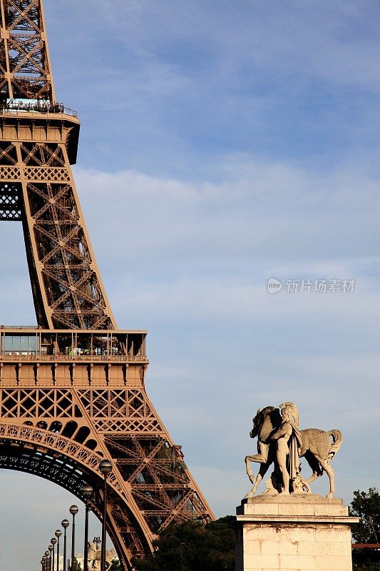 巴黎埃菲尔铁塔前的Diena桥