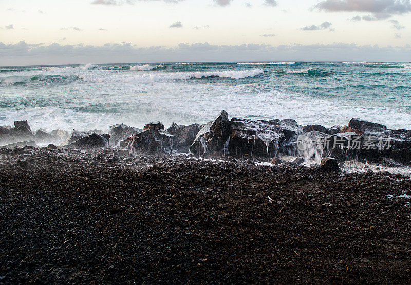 暴风雨时海浪拍打着岩石