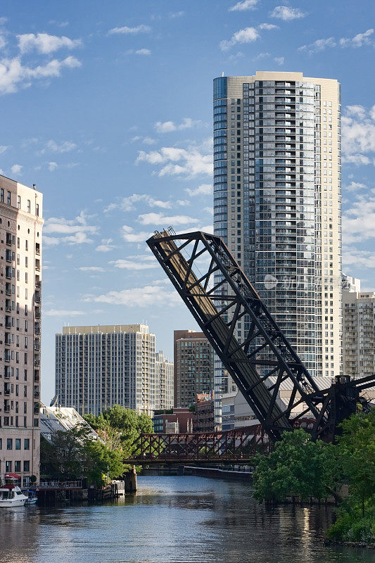 芝加哥金斯伯里广场和河吊桥