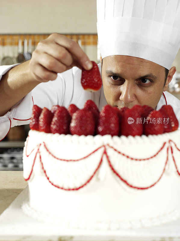 厨师装饰蛋糕
