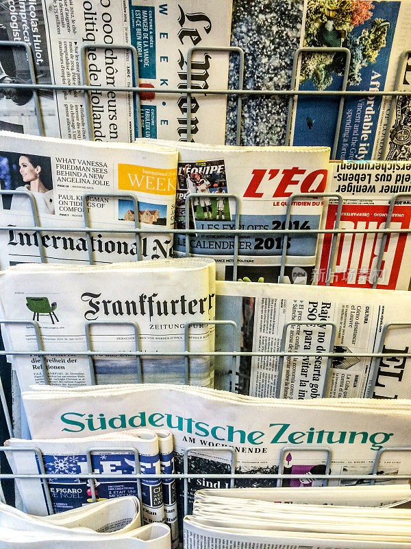 各种国际报纸在米兰大街上出售