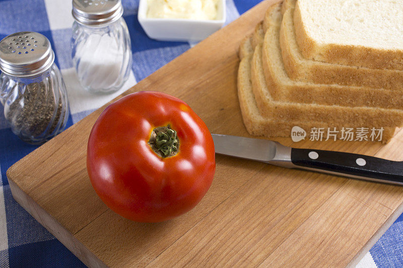 切菜板上的番茄三明治配料