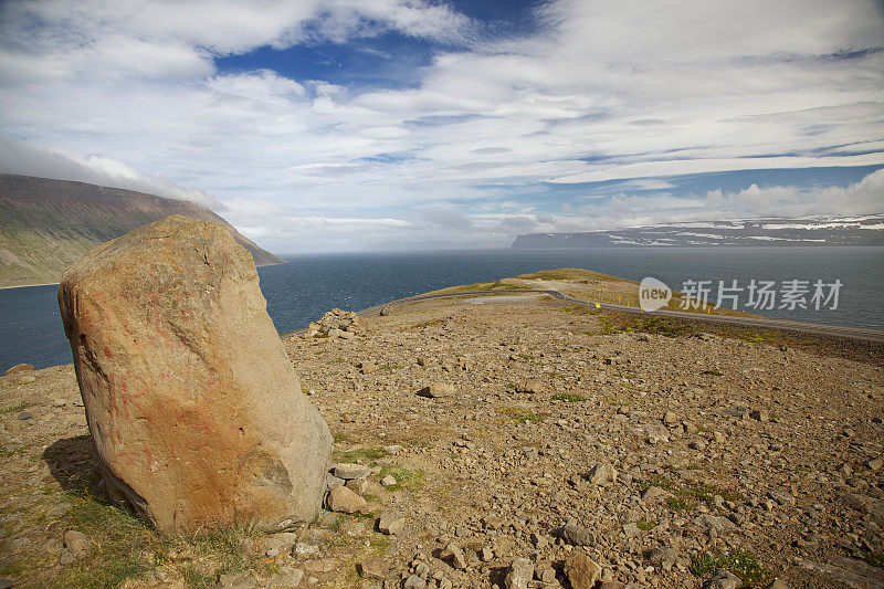 西峡湾的海岸线全景。冰岛。