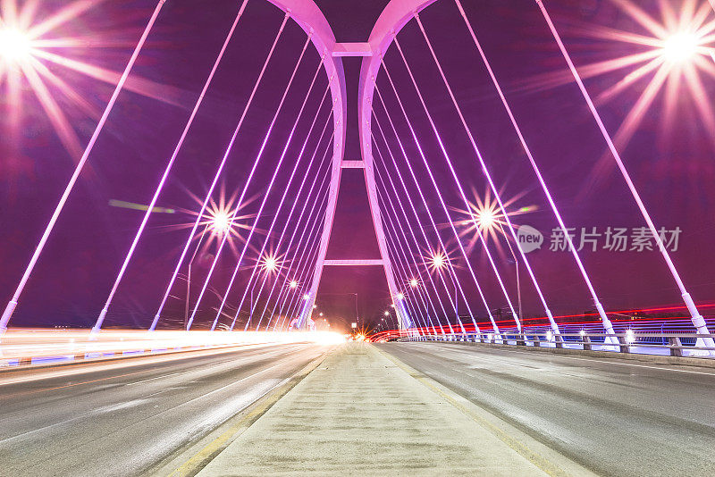 桥明亮的紫色