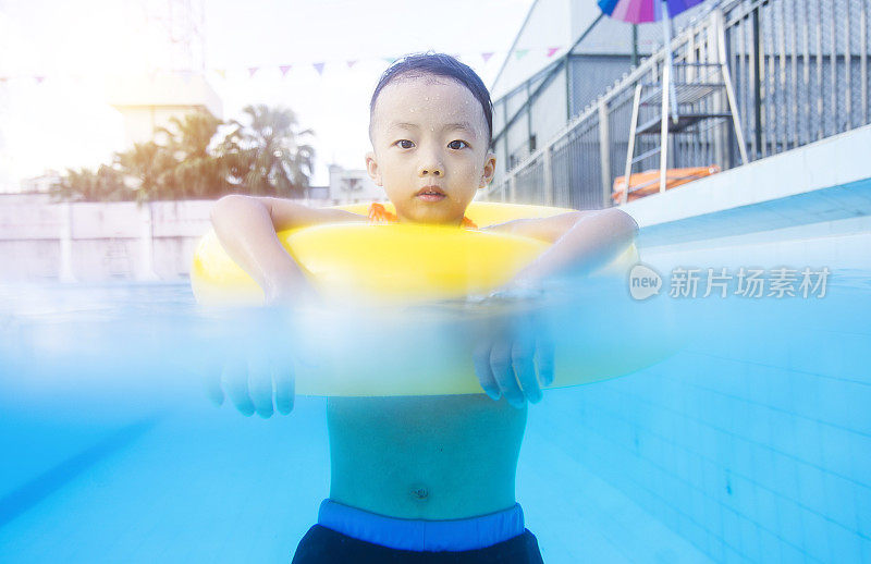 夏季和游泳活动，为快乐的孩子在游泳池