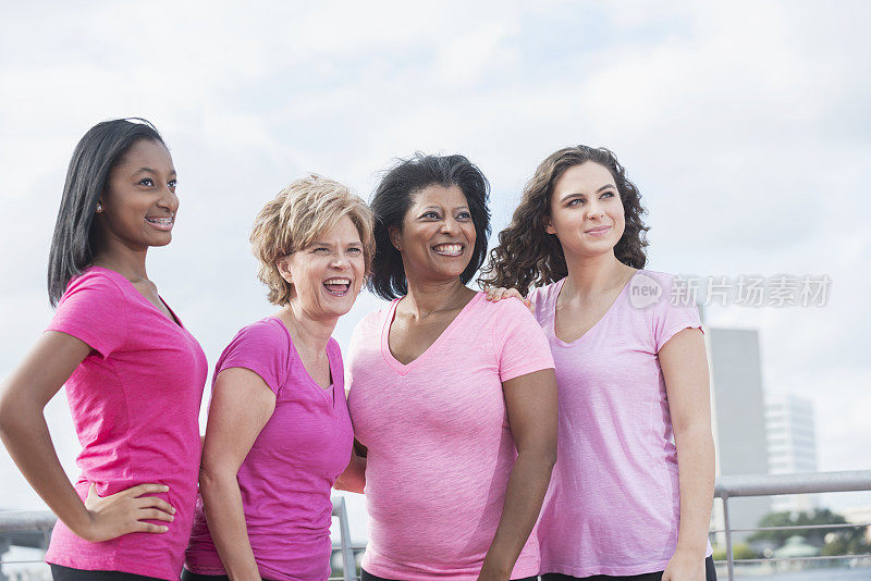 母亲们，女儿们穿粉色衣服来宣传乳腺癌