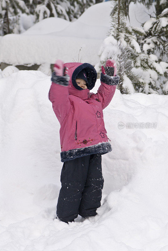 孩子在雪中玩耍