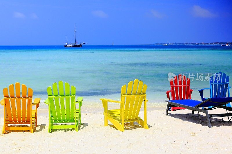 绿松石色的海滩，彩色的椅子-阿鲁巴绿松石色的加勒比热带天堂