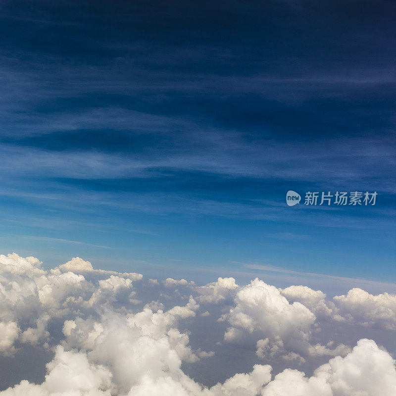 在巴拿马上空，一幅从飞机窗口拍摄的云图。